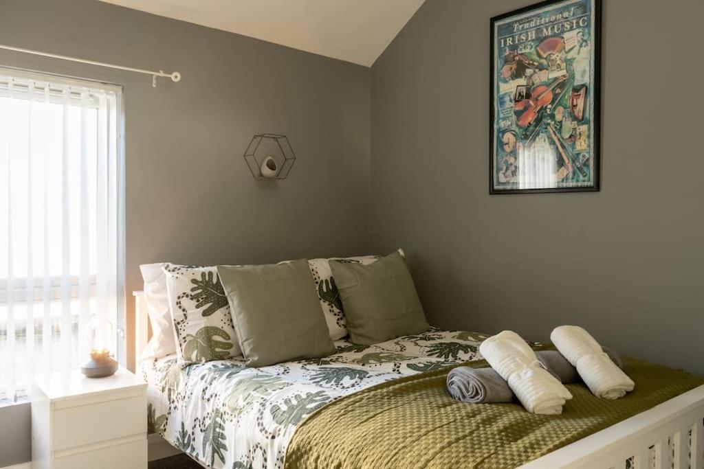 Vibrant City Centre Townhouse With Free Parking Rare Outdoor Patio Belfast Esterno foto